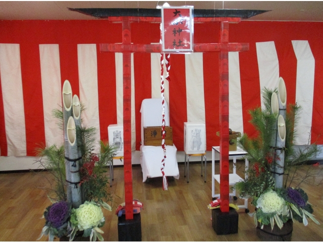 車いすのまま参拝できる大きな鳥居も、狛犬も看板も手づりです。