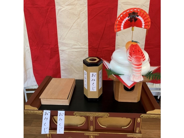 おみくじを引いた後、隣のひもにおみくじを結びました