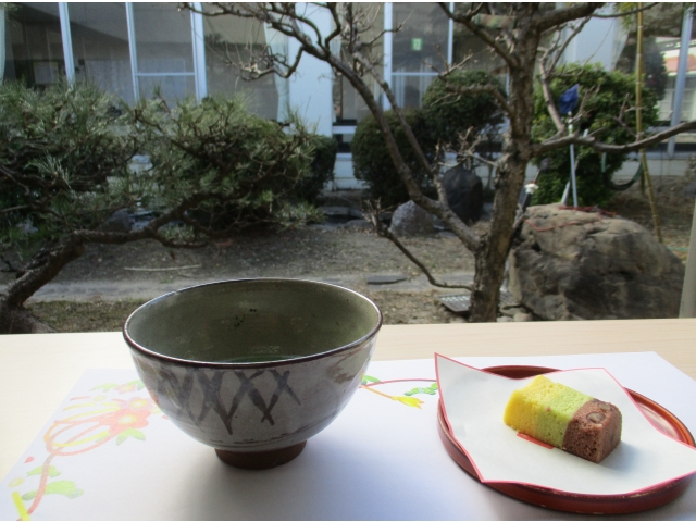 抹茶とゆずの里の背景には、まだ蕾が小さい梅の木です。