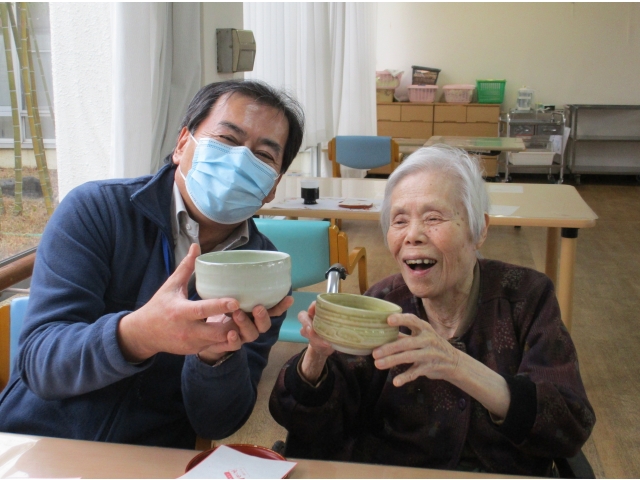 苑長も一緒に、抹茶とお菓子を楽しまれました。