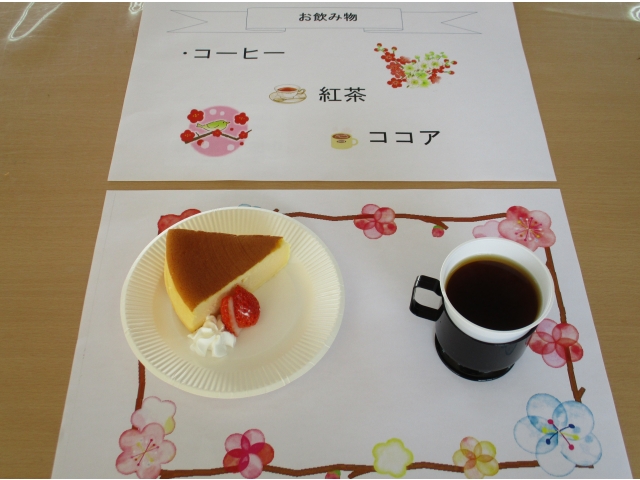 本日の飲み物メニューとスフレケーキ