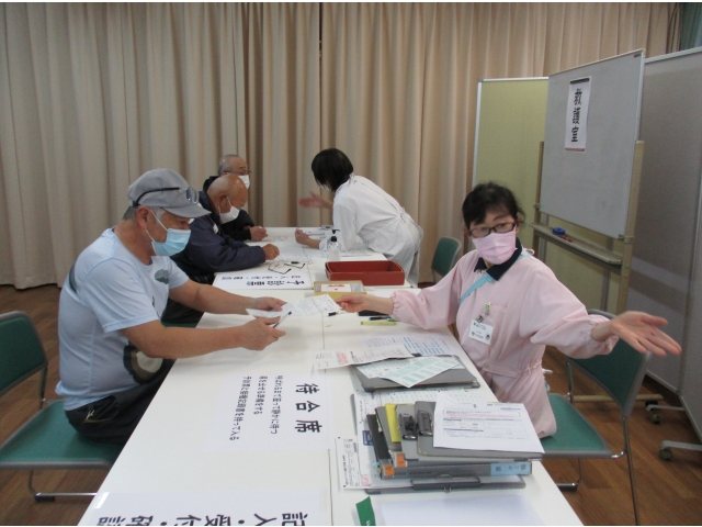 本人確認と問診票を提出します