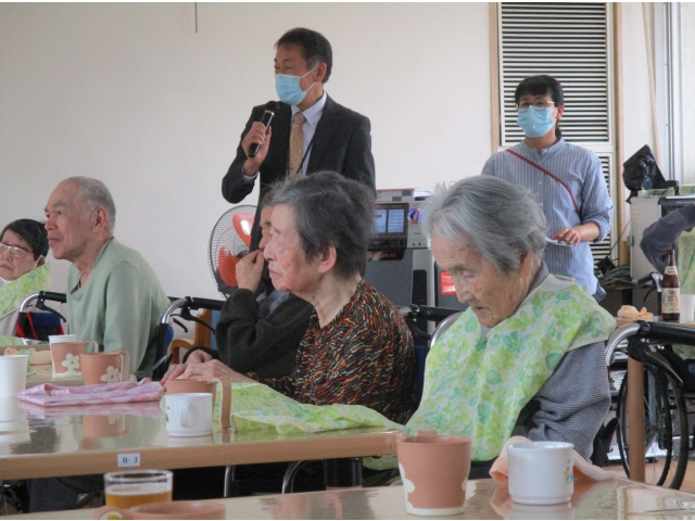 相談員から誕生者の紹介の後、苑長から祝辞がありました。