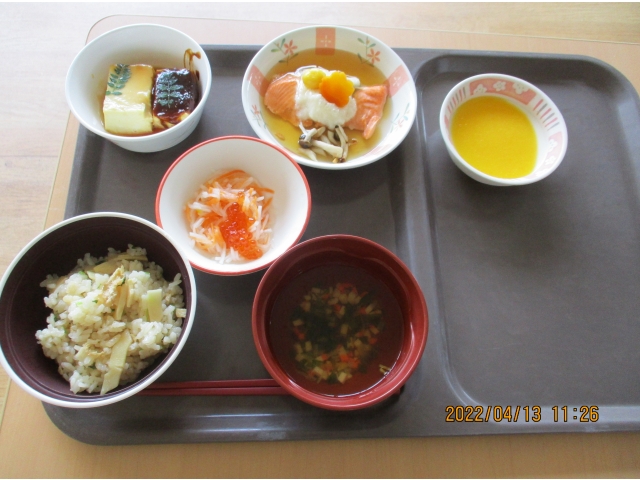筍ご飯など春らしいメニューです。