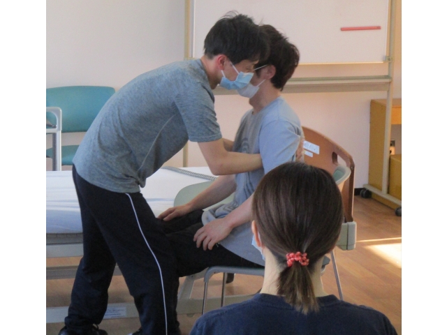 実際に職員同士が利用者様と介助者に分かれて、実技も行いました。