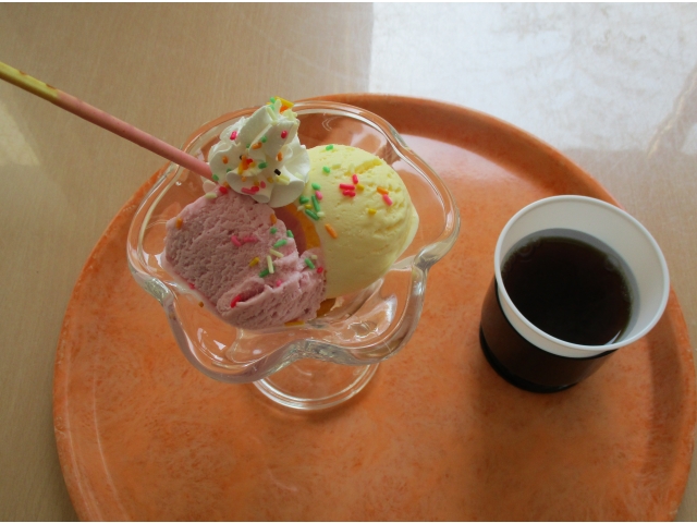 いちごパフェと飲み物