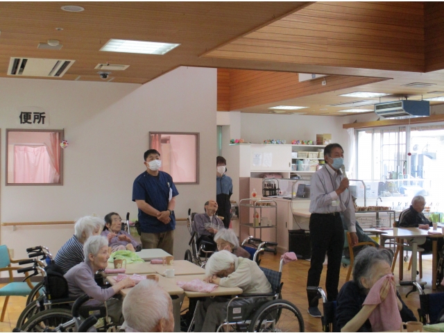 集会室にて、苑長より祝辞がありました。