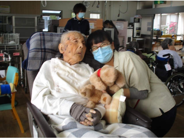 男性最高齢の方も、みんなでお祝いしました。