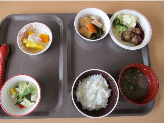 彩り豊かなお誕生日の食事をご提供しました。