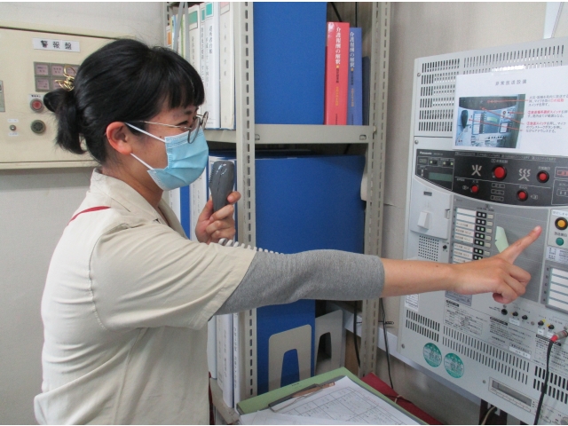 防災訓練について、館内放送で伝えています。