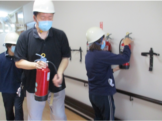 出火場所を確認し、初期消火に向かいます。