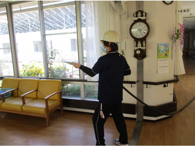 ホースを用意し、放水でも消火を行いました。