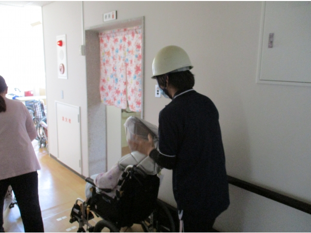 防災頭巾を被り、避難場所まで誘導しました。