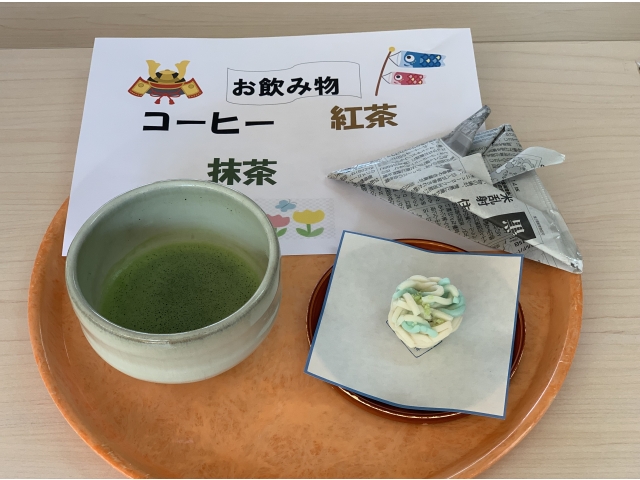 今日のお菓子と抹茶かぶとを添えて