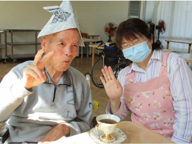 職員と一緒に笑顔で