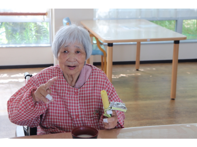 うまい棒片手にピース