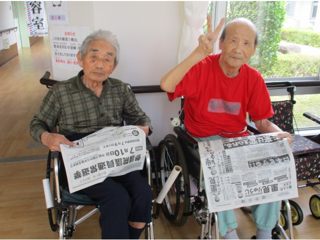 選挙公報を廊下で読みながら、順番待ちをしていました。