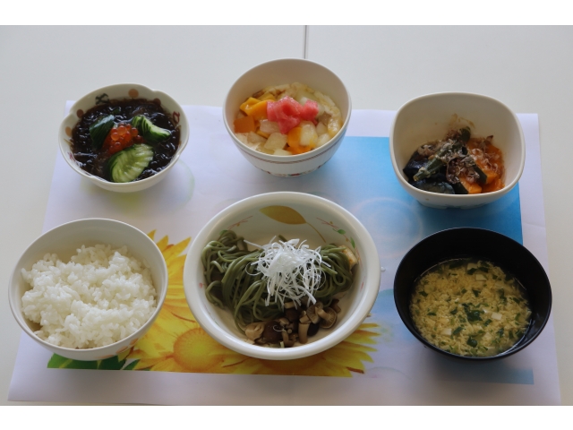 本日の誕生日メニューご飯、鰆の信州蒸し、夏野菜の揚げびたし、もずく酢、かきたま汁、プリンアラモード