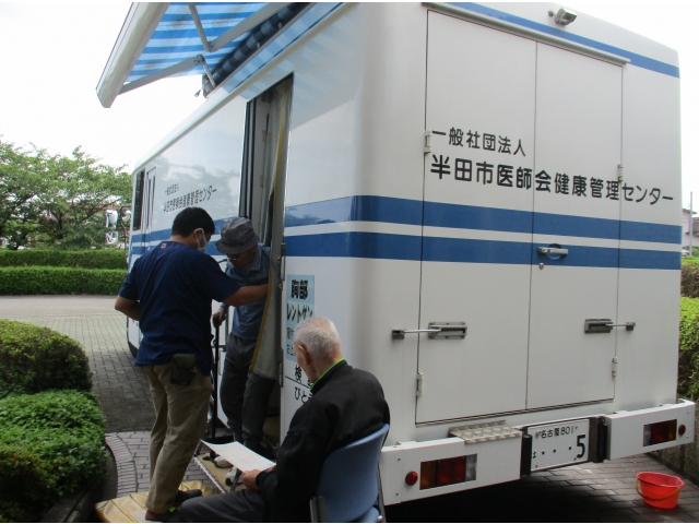 レントゲン車へ安全にご案内します
