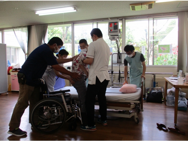 レントゲン車に乗れない方はベッド上で撮影します