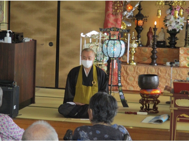 坐禅の手の組み方を教えていただき、椅子に座ったまま坐禅を行いました。