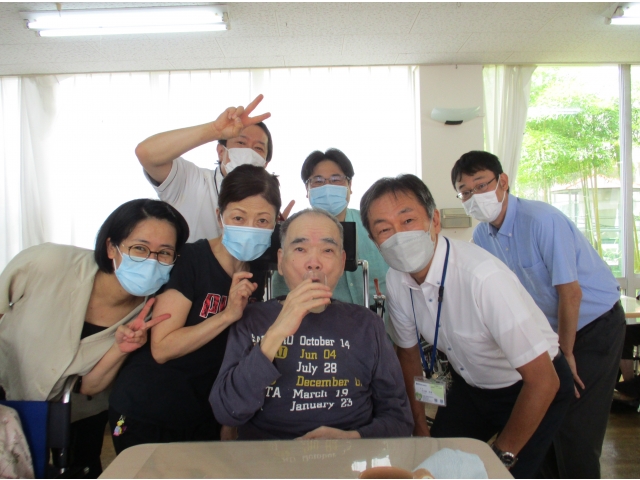 お誕生日の方を囲んで・・・