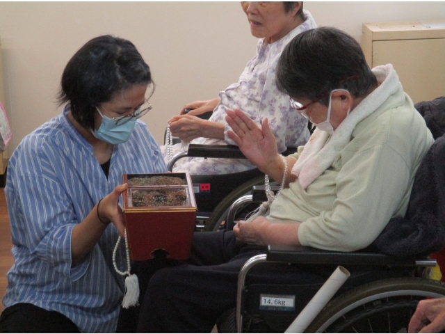 一人ずつ順番にお焼香を行いました。