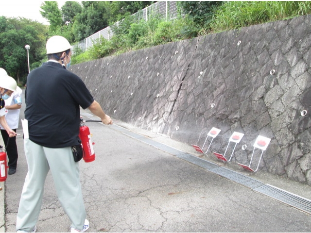 訓練用の水消火器を使用し、消火活動も行いました。