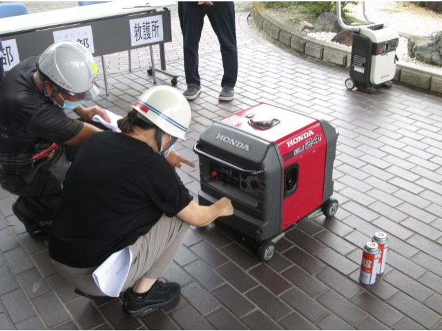 少し大きめのポータブル発電機も実際に使用方法の講習後使用してみました。