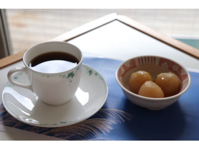 こしあん玉とコーヒー
