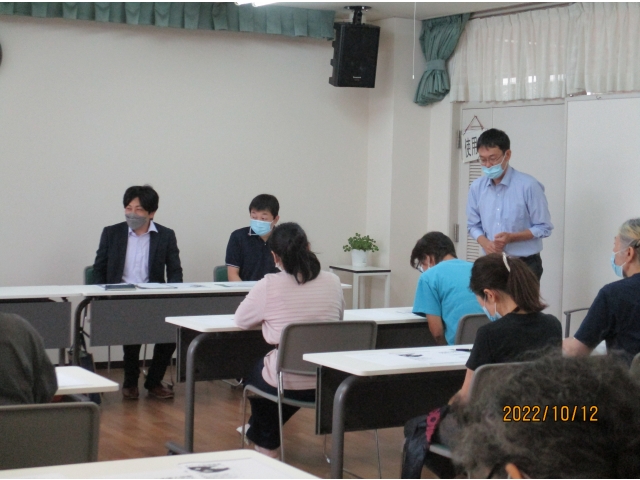 実際にネパールで、見聞きした率直な感想や文化・風習の違いやあたたかく迎えて頂いたことなどを資料を交え職員に伝えました。