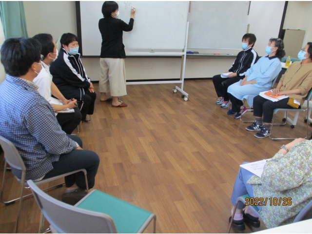 後半は実際のケアの場面での困っている事について、タイムスケジュールや行動の背景などについて話しあい、対応策について検討しました。