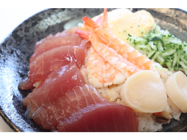 捌いた鮪をちらし寿司に