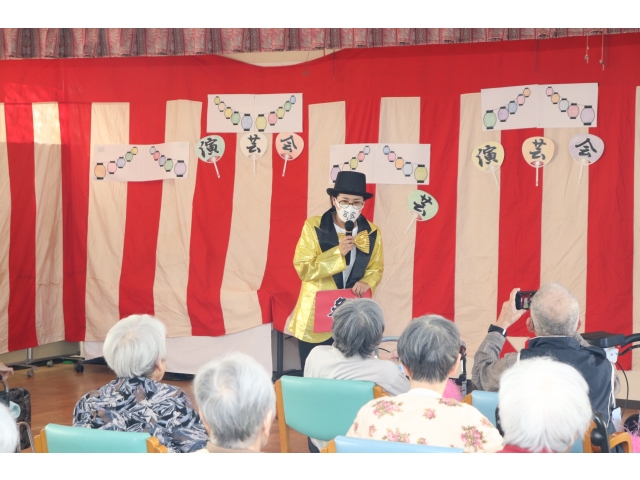 大府苑の伝統の衣装？に身を包み、司会進行を行いました。