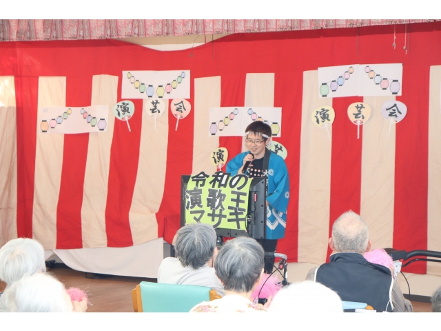 令和の演歌王“まさき”が２曲披露しました。途中黄色い声援が飛び交っていました。