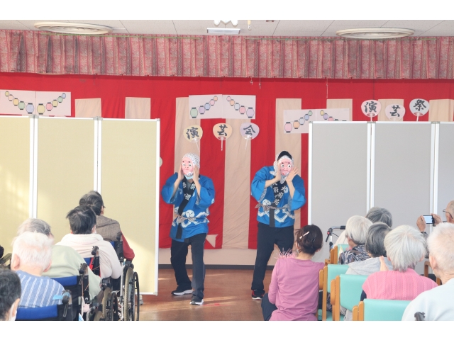 ひよっとこ踊りでは、２人の息もぴったりで口元を隠し、口がどっちを向いているかを踊りながらクイズをしました。