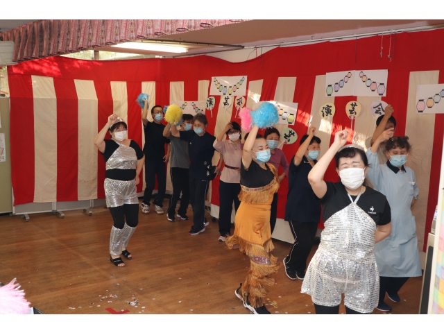 アンコールでは、職員と利用者様が一緒に“狙い撃ち”の曲に合わせて踊りました。