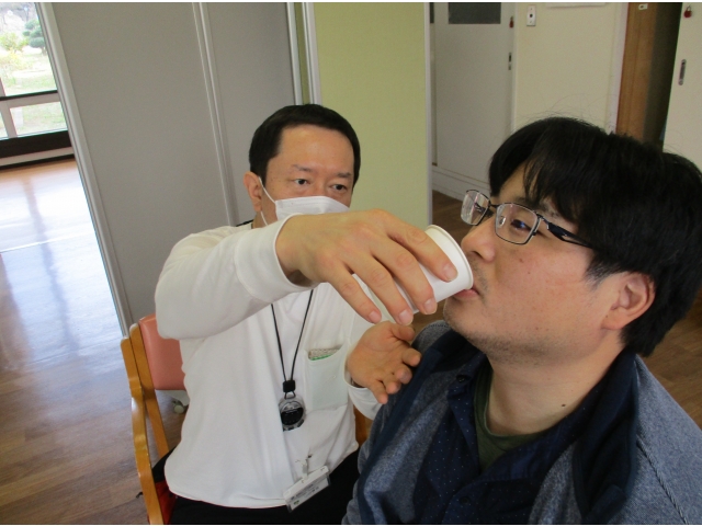 トロミのついた飲み物を、姿勢が崩れた状態では飲み込みにくいなどを実際に職員が介助しながら経験しました。