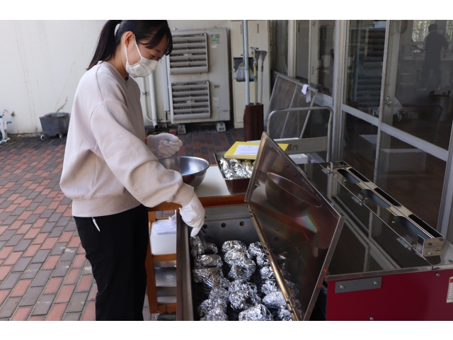 交代で焼き芋を焼いていきます