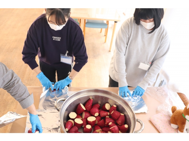 塩水に浸けたさつま芋を協力してアルミホイルで包んでいきます