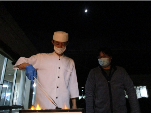 月夜に調理師と栄養士が炭を起こしました