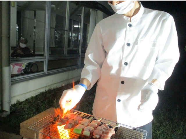 廊下から炭焼の様子を眺めます