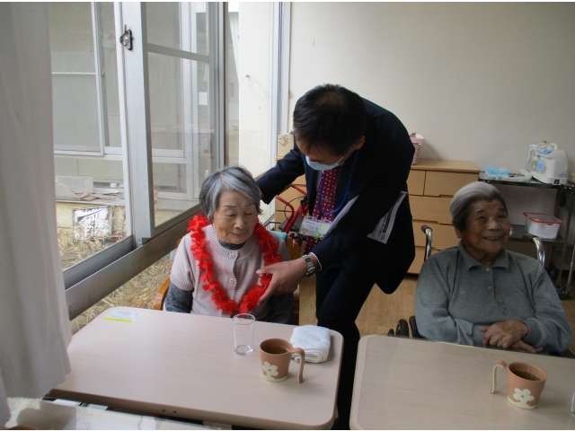 誕生日の方へレイをプレゼント