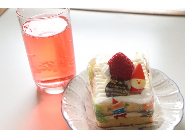シャンメリーとクリスマスケーキでひと足早いクリスマスを感じました。