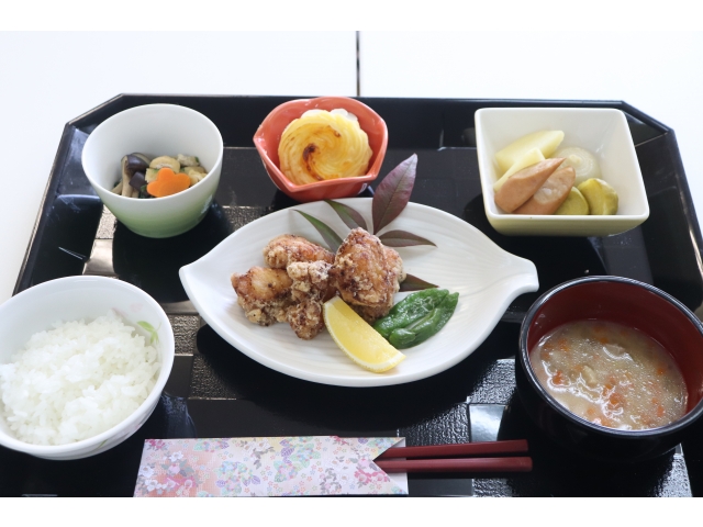 鮟鱇のから揚げや芽キャベツとウインナーのポトフ、春菊のおひたしなど春を感じるメニューでした。