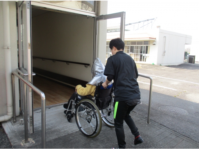 防災頭巾を被っていただき、利用者様の避難誘導を行いました。