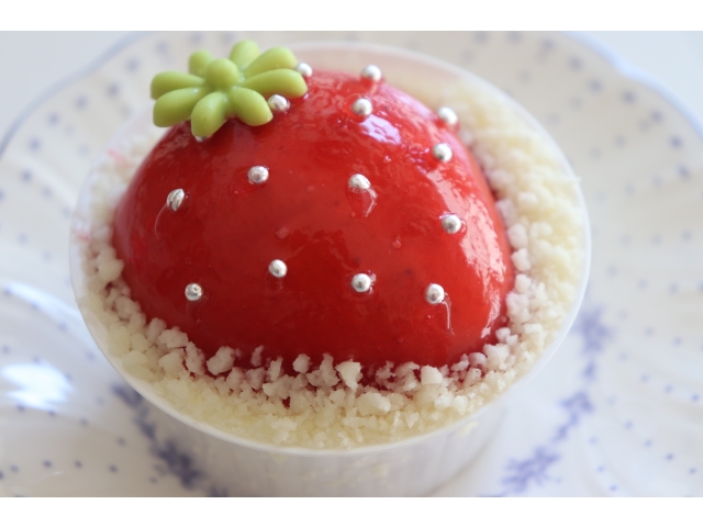 本日のデザートのまんまるイチゴケーキ