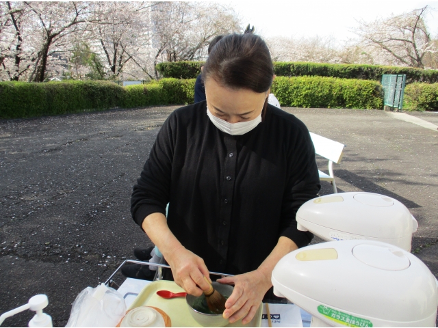 お一人ずつ、お抹茶をたてて提供しました。