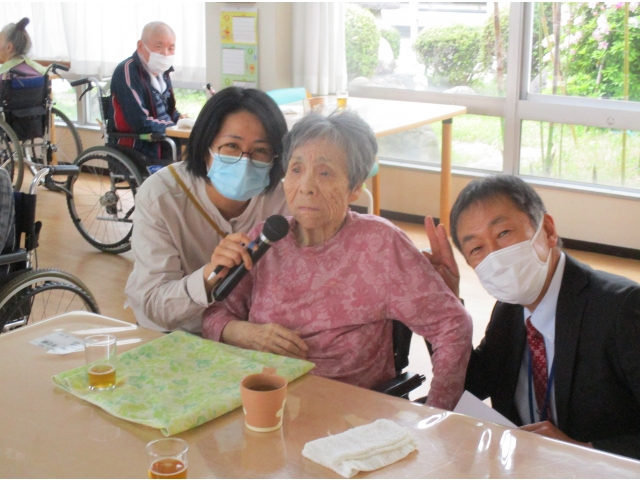 お誕生者を囲んで、記念撮影もしました。