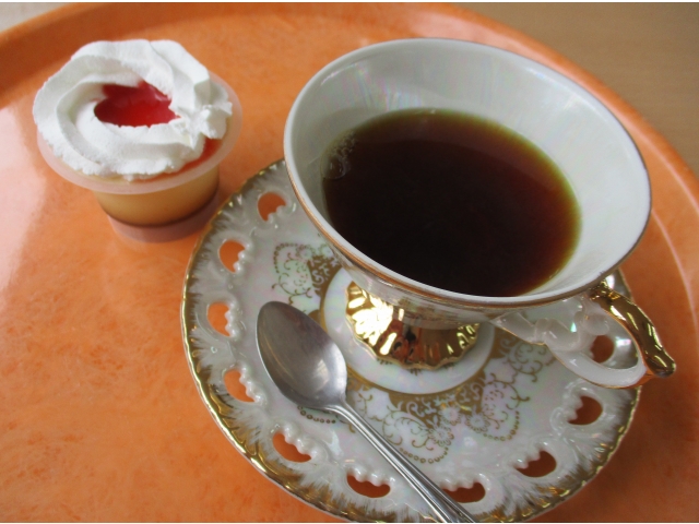 プリンに手作りイチゴソースをかけました。
